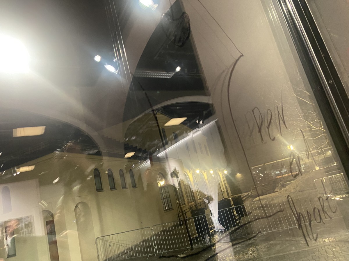 Перо и сердце — нарисовал и подписал Дмитрий Муратов на запотевшем окне в Нобелевском центре. А что бы вы больше всего боялись потерять? Фото: Надежда Прусенкова / «Новая газета»