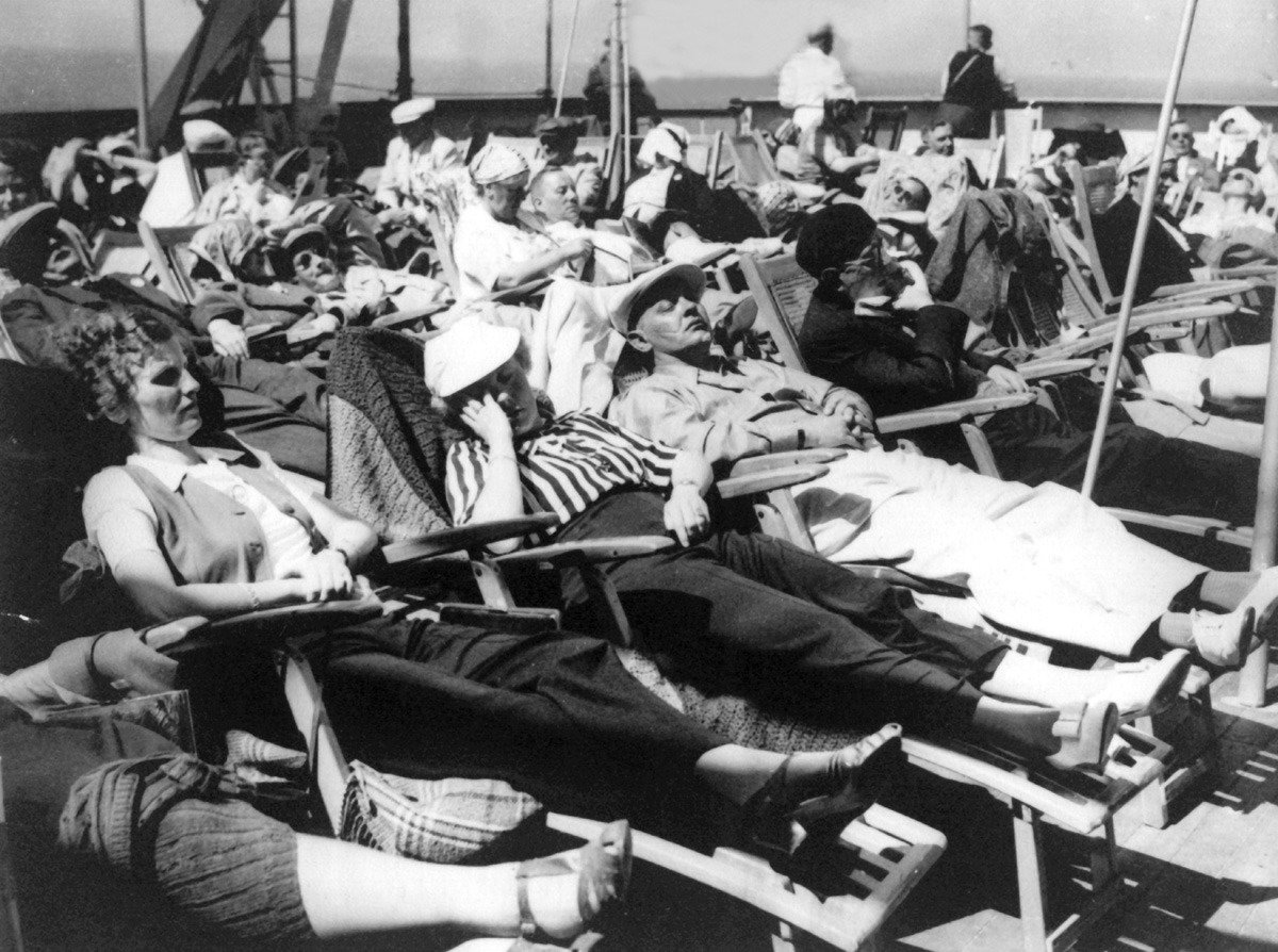 Отдыхающие «Силы через радость» (политическая организация в нацистской Германии, занимавшаяся вопросами организации досуга) на палубе корабля «Роберт Лей» в мае 1939 года. Фото: DPA / TASS
