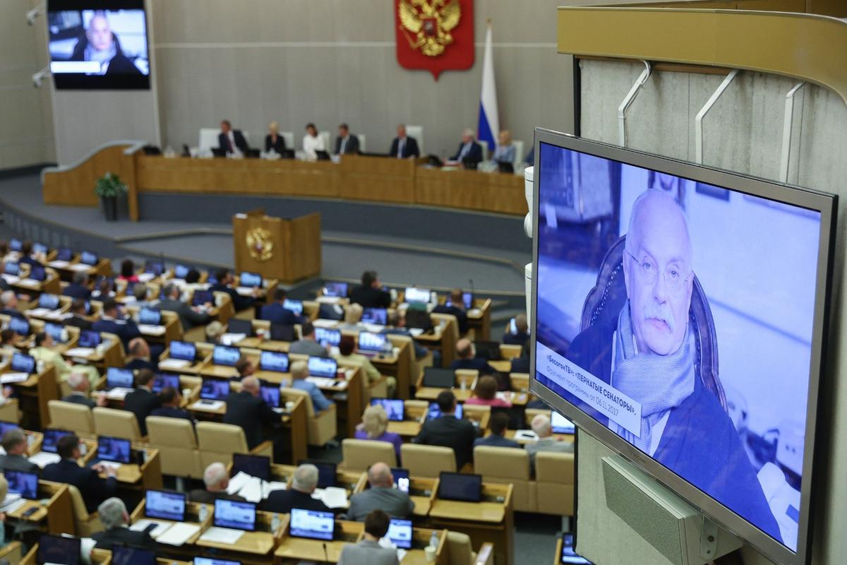Никита Михалков (на экране) во время пленарного заседания Госдумы РФ. Фото: Сергей Булкин / ТАСС