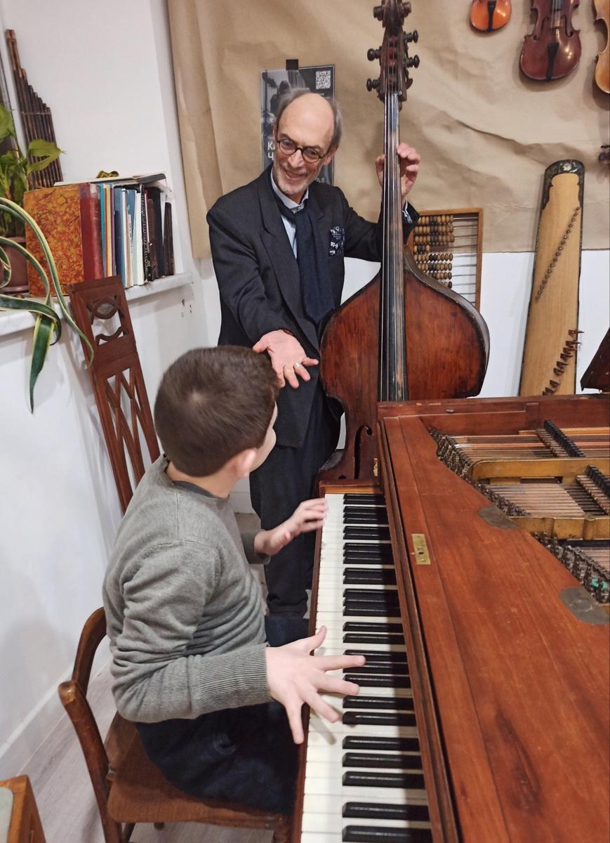 Камиль с одним из воспитанников «Дикой школы». Фото: Евгения Енгибарян