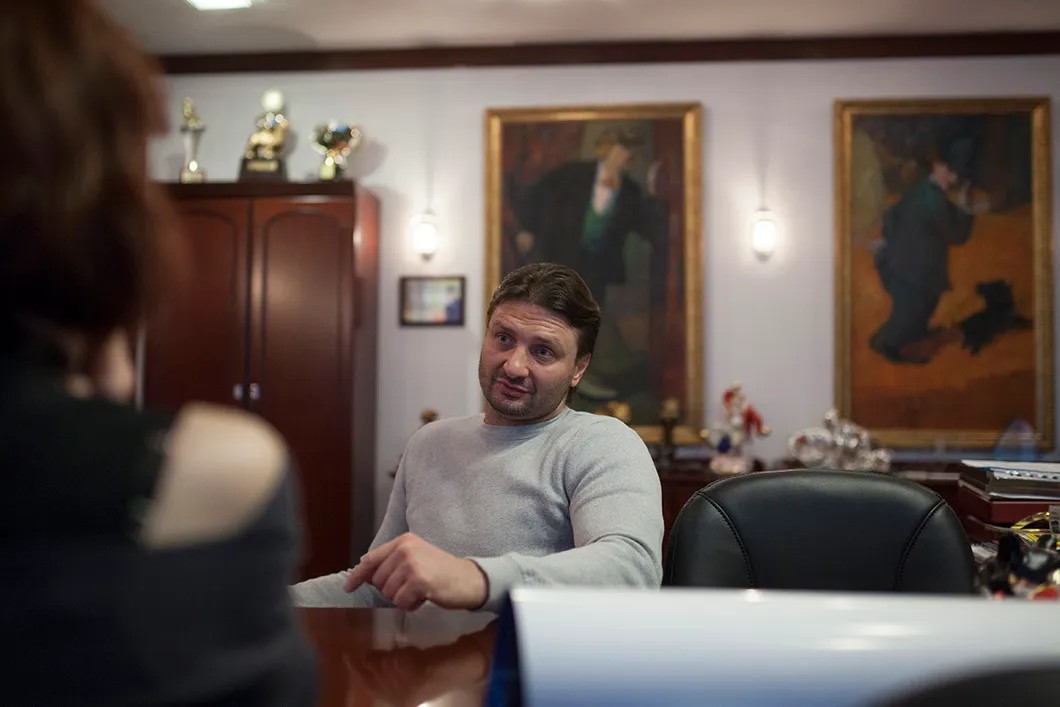Эдгард Запашный в своем кабинете. Фото: Влад Докшин / «Новая газета»