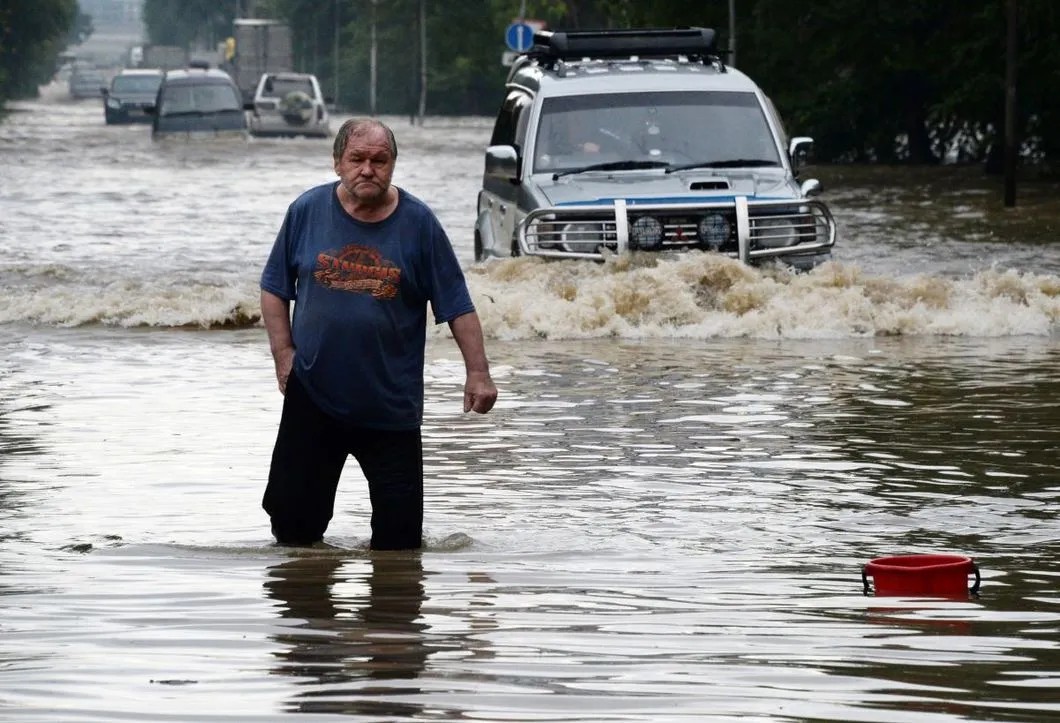 Местный житель на улице Уссурийска 7 августа 2017 года. Город и шесть сел затопило после аномальных ливней, в городе ввели режим ЧС. Фото: РИА Новости