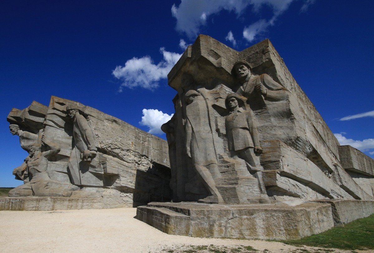 Памятник на входе в Аджимушкайские каменоломни, посвященный героям Великой Отечественной войны. Фото: Алексей Павлишак / ТАСС