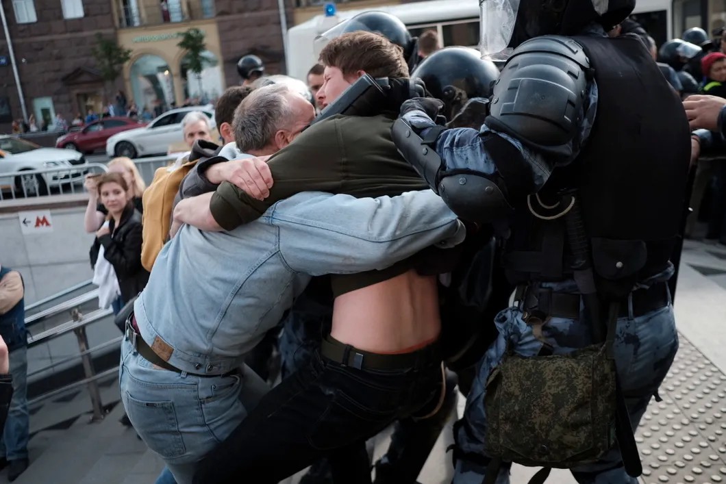 Жесткое задержание на Пушкинской, одно из многих в этот день. Фото: Антон Карлинер, для «Новой»