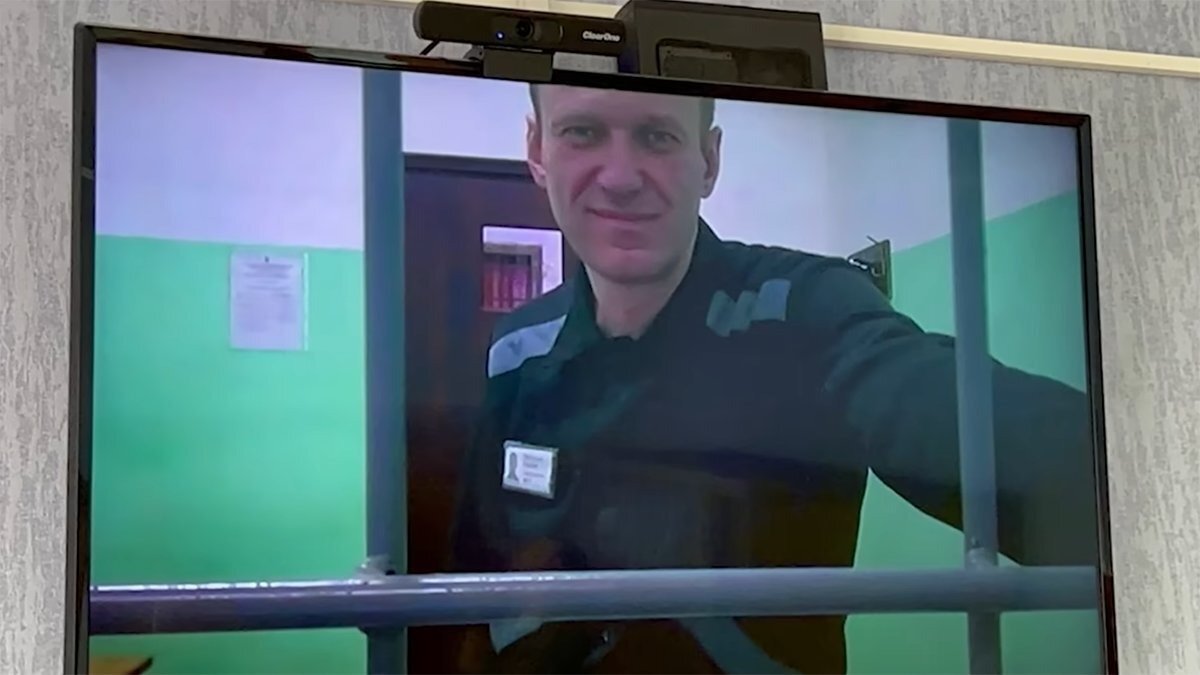 Алексей Навальный по видеосвязи из колонии. Кадр из сериала «Предатели»