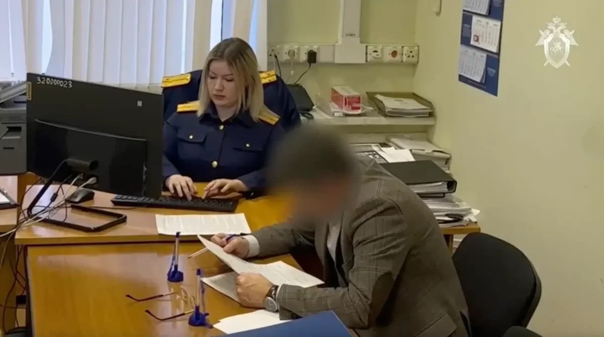 Глава администрации Киришского района Олег Дмитриев на опросе в СК. Фото: Следственный комитет
