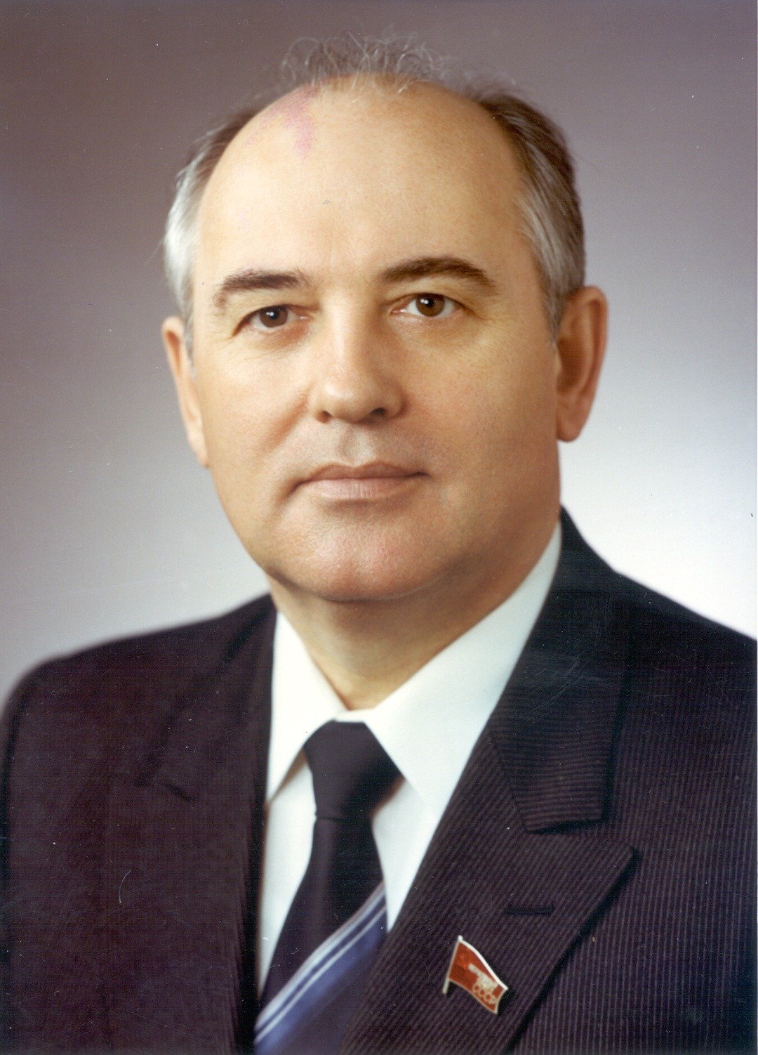 Первый официальный портрет генсека Горбачева