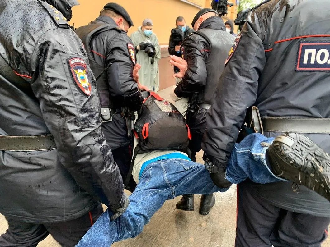 Первый задержанный на акции — активист Константин Фокин. Фото: Юлия Минеева / «Новая газета»
