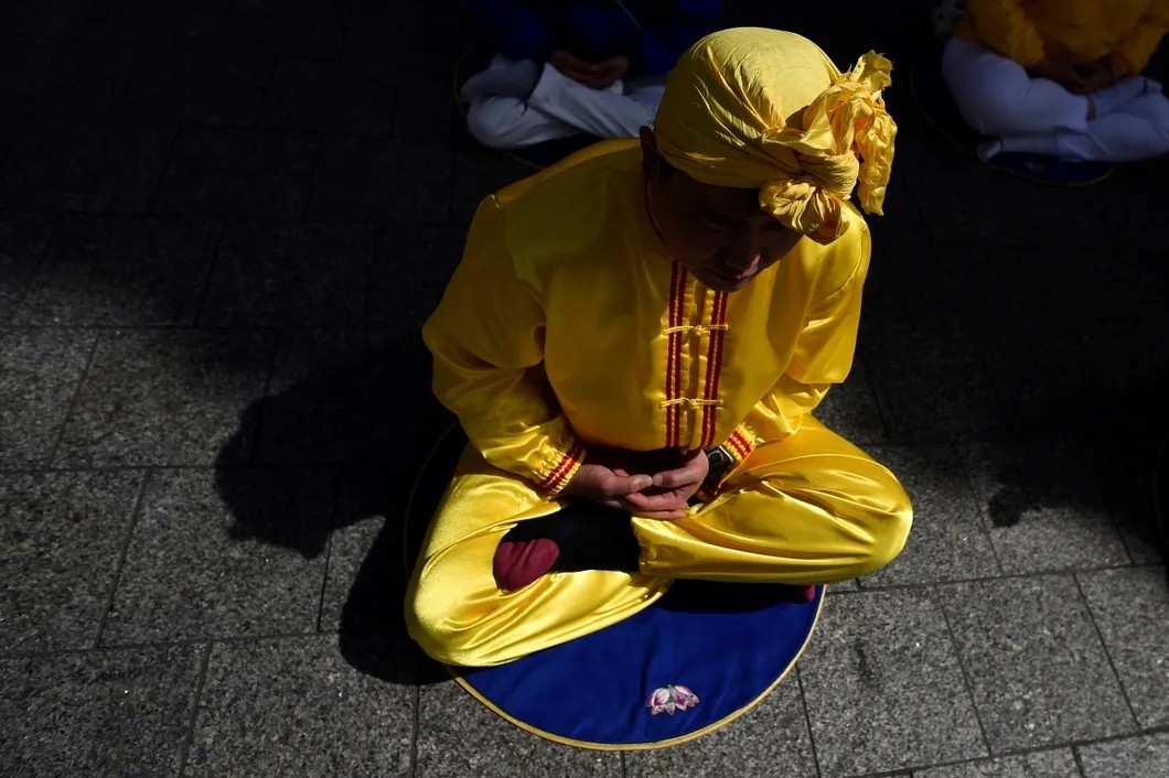 Медитирующий последователь «Фалунь Дафа». Фото: Reuters