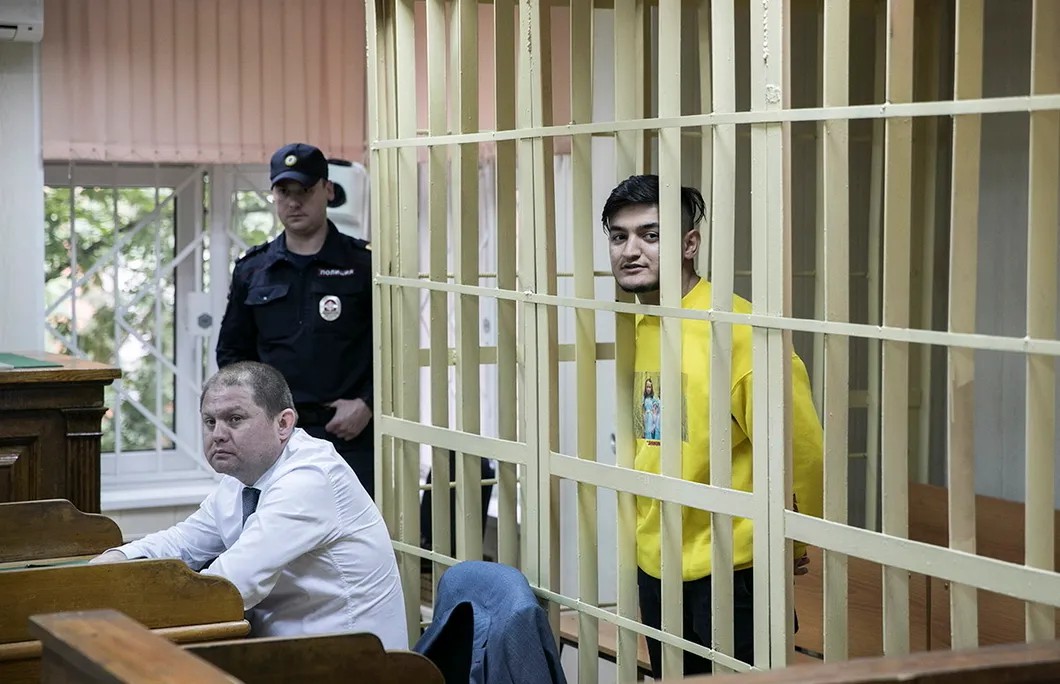 Самариддин во время ареста с адвокатом по назначению. Фото: Влад Докшин / «Новая газета»