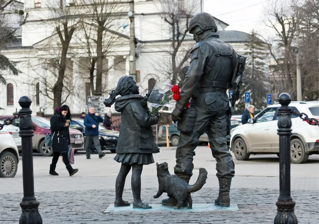 Памятник «Вежливым людям» в Симферополе. Фото: Сергей Мальгавко/ТАСС