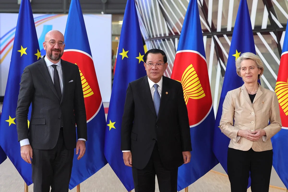 Президент Евросовета Шарль Мишель, премьер-министр Камбоджи Хун Сен и председатель Еврокомиссии Урсула фон дер Ляйен (слева направо). Фото: AP/TASS