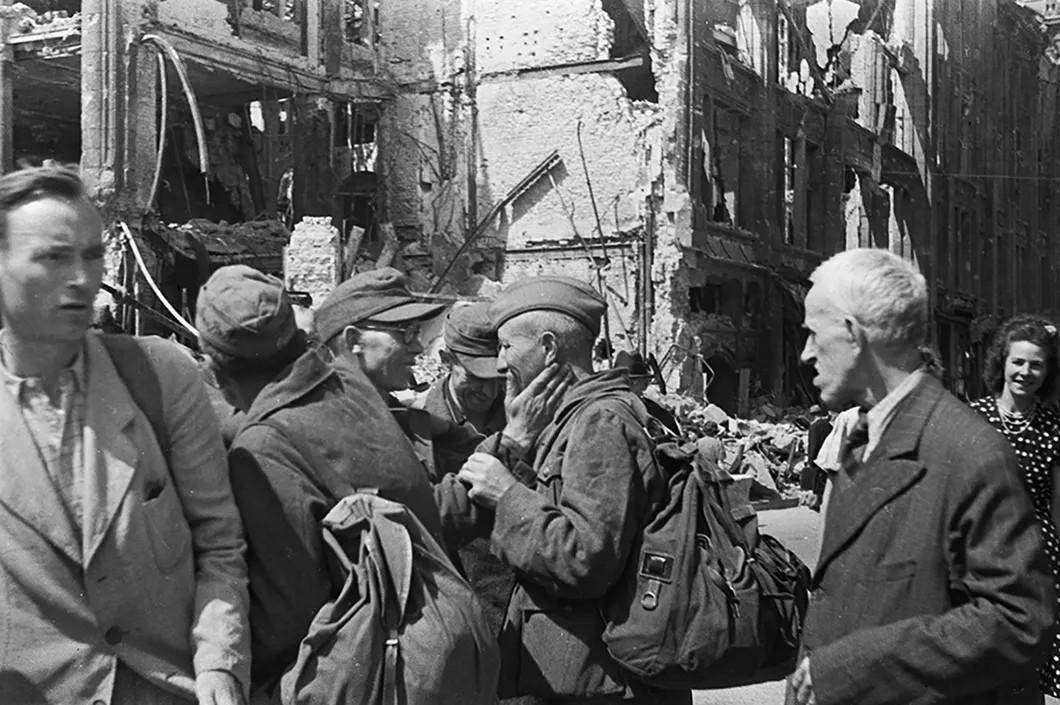 Освобожденные «остарбайтеры», «восточные рабочие» или «гражданские русские», угнанные из оккупированных районов СССР на работу в Германию. Они одеты в немецкие гимнастерки. Фото: Валерий Гинзбург