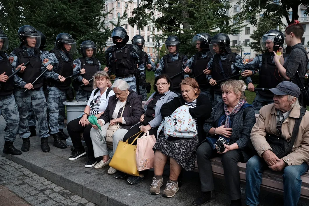 Вчера много. Бабушки на митинге.