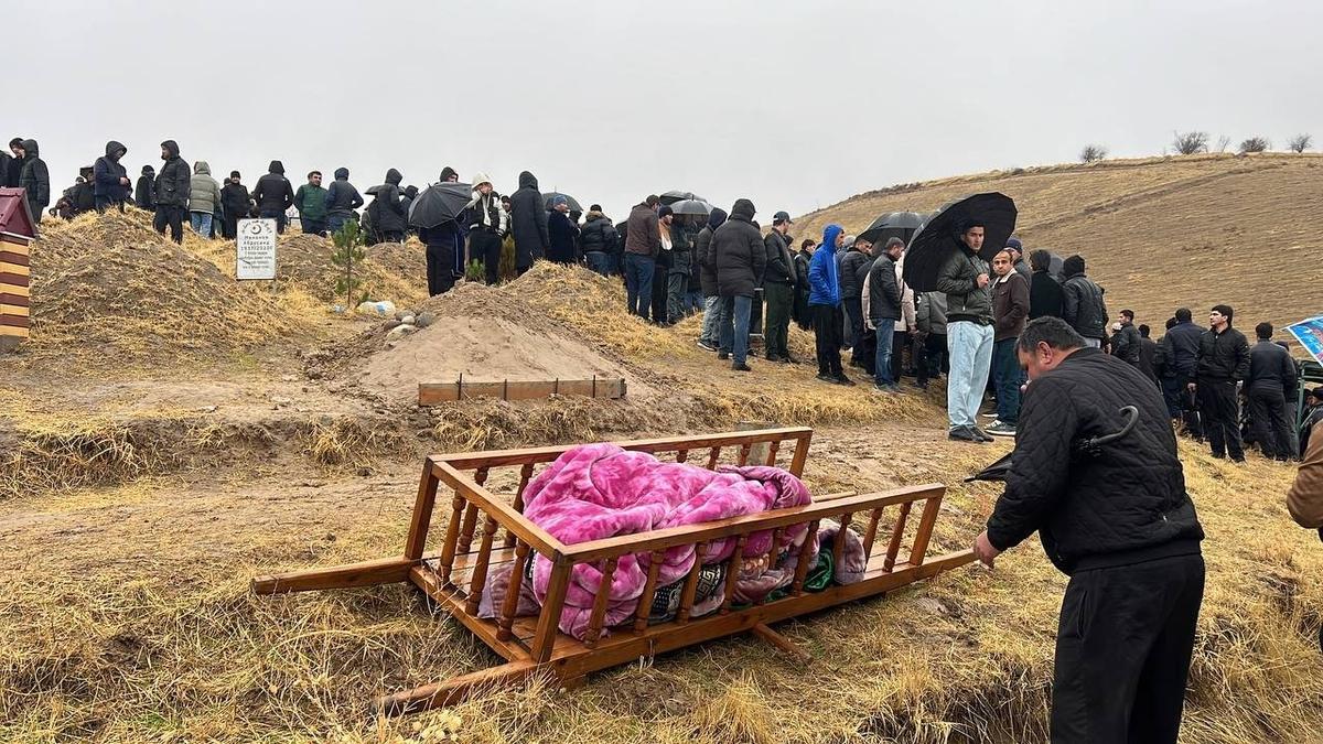 Фотографии с похорон Кобилджона Алиева. Фото: «Азия плюс»