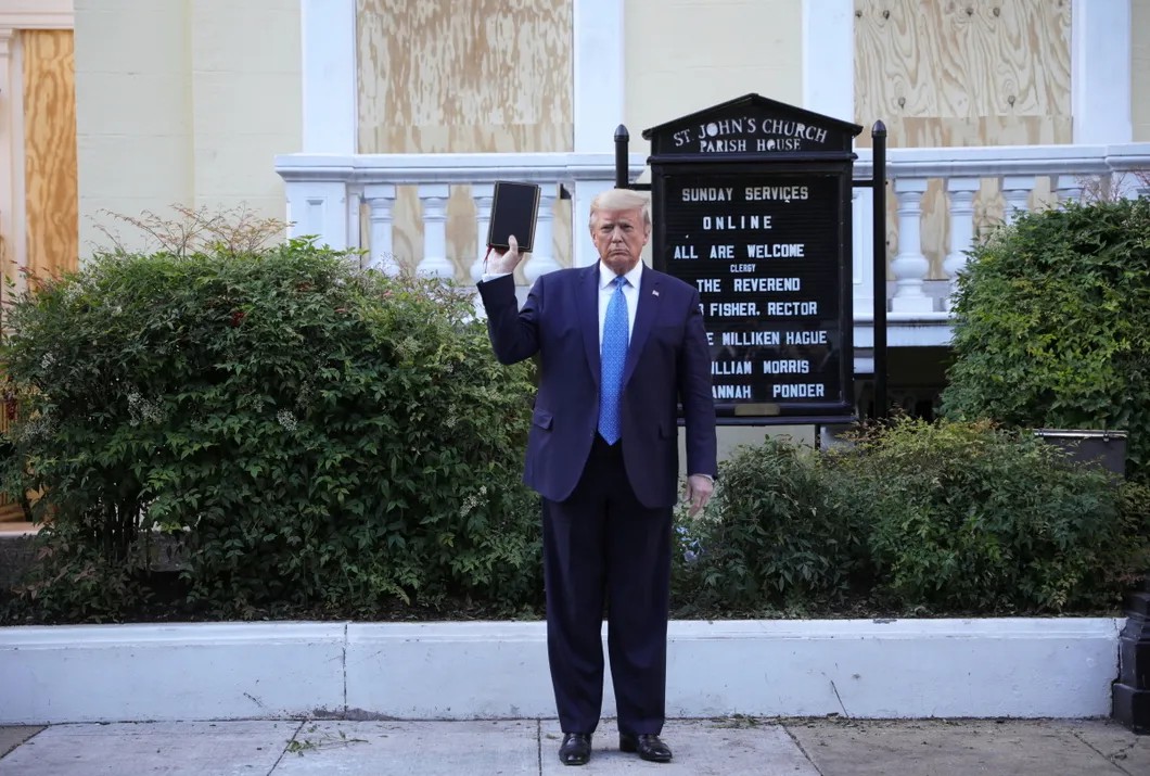 Президент Трамп в разгар протестов после убийства афроамериканца вышел с библией к церкви напротив Белого дома. Ради этого пришлось перекрывать площадь и изолировать жителей в соседнем парке. Фото: Reuters