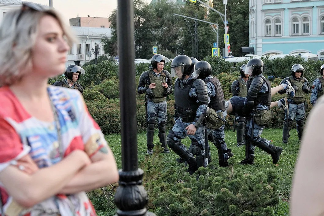 Вынос протестующего с митинга на Трубной. Фото: Влад Докшин / «Новая газета»