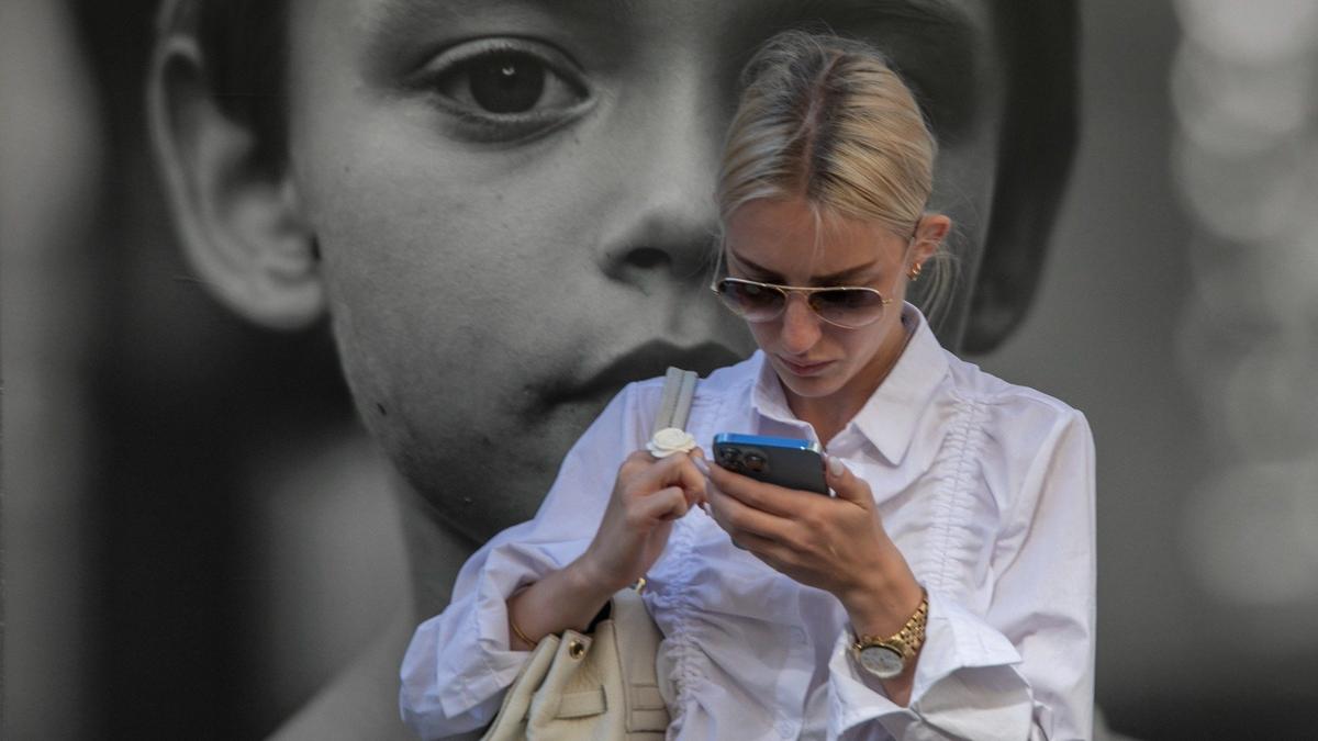 «А тьма упорствует. Стоит и питается сама собою»