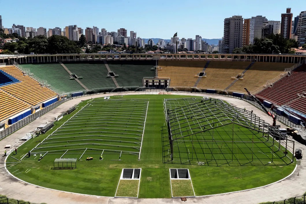 Возведение полевого госпиталя на стадионе Пакаэмбу в Сан-Паулу. Фото: EPA