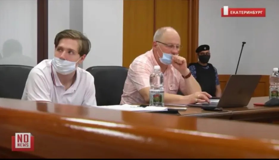 Богдан вместе с адвокатом Игорем Упоровым во время суда. Скриншот: Youtube / ndnews