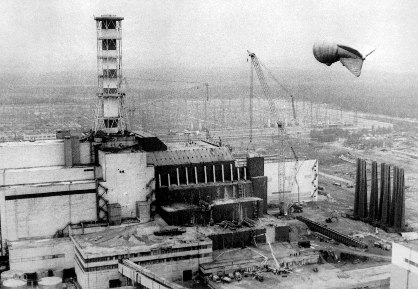Строительство бетонного защитного саркофага «Укрытие» над разрушенным 4-ым энергоблоком Чернобыльской атомной электространции после аварии, произошедшей 26 апреля 1986 года. Точная дата съемки не установлена. Фото: Валерий Зуфаров / ТАСС