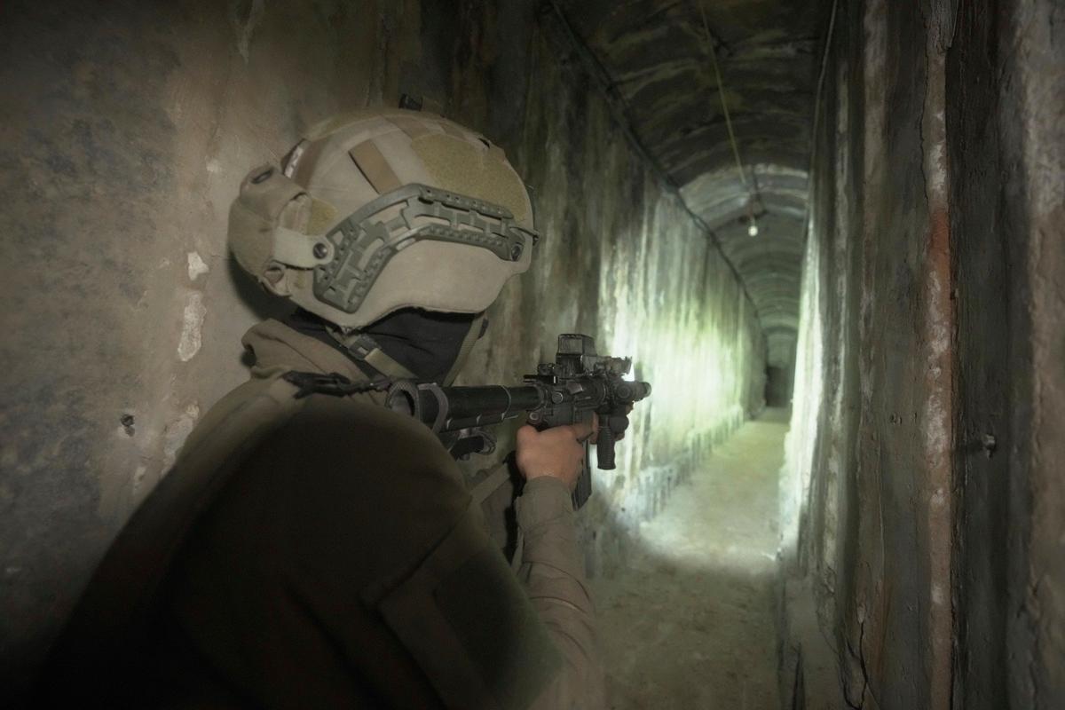 Израильские солдаты в подземном туннеле под больницей Шифа. Газа. Фото: AP / TASS
