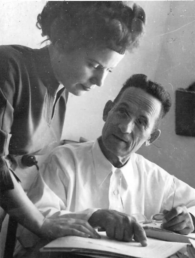 1961 год. Эльвира Горюхина в городе Николаев с писателем, просветителем Адрианом Топоровым