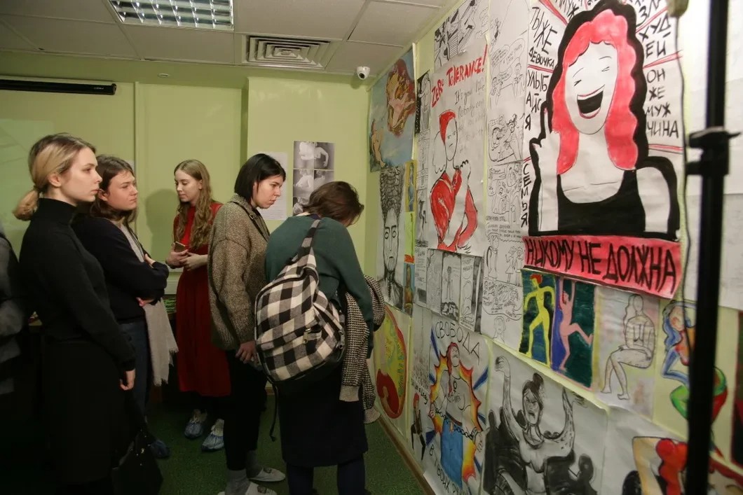 На выставке в поддержку Юлии Цветковой, организованной в то время, когда художница была под домашним арестом. Фото: Светлана Виданова / «Новая газета»