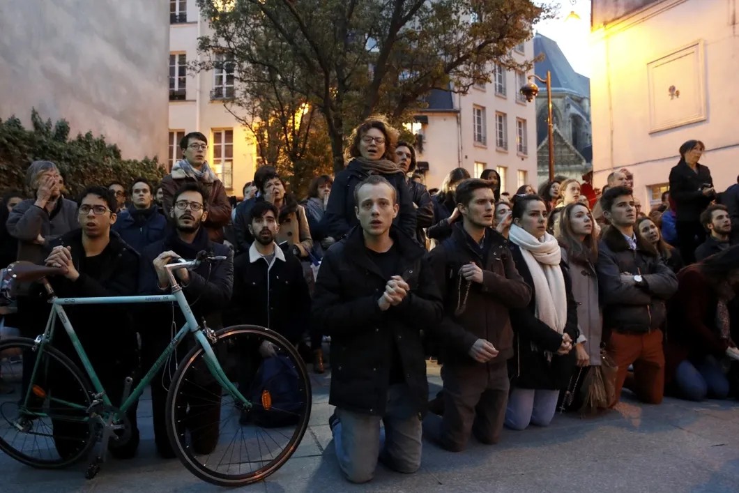 Парижане молятся за Нотр-Дам. Фото: EPA