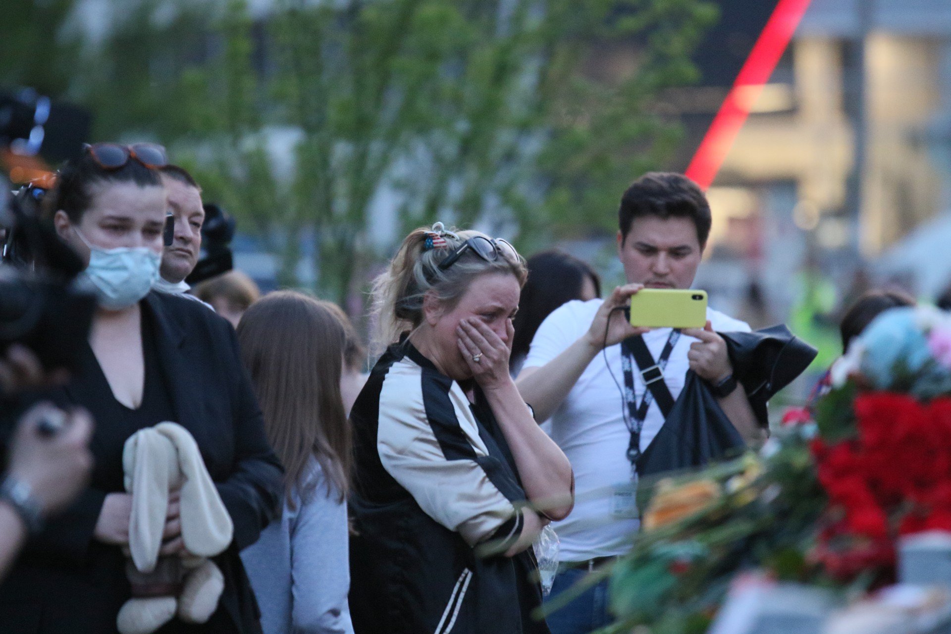 Люди возле стихийного мемориала у школы, которую атаковал 19-летний Ильназ Галявиев. Фото: Андрей Ермолов, специально для «Новой газеты»
