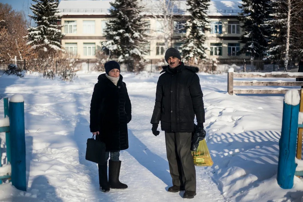 Галина и Юсуф во дворе своего дома. Фото: Влад Докшин / «Новая газета»