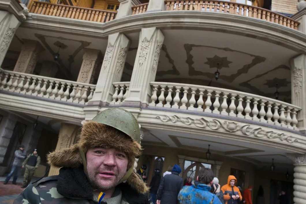 Активисты Евромайдана у резиденции президента Януковича, бежавшего из Украины. Фото: Евгений Фельдман/ «Новая газета»