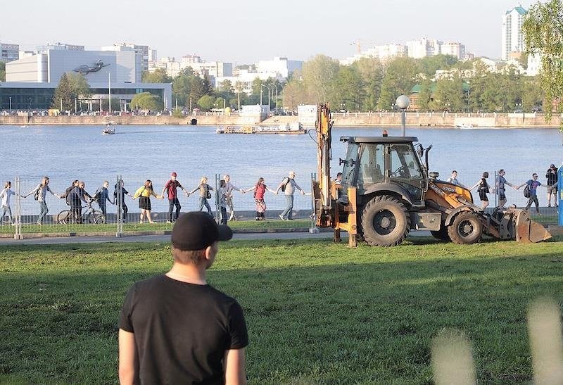 Екатеринбург. Май 2019 года. Акция протеста против строительства храма в сквере у Свердловского академического театра драмы. Фото: Марина Молдавская / Коммерсантъ