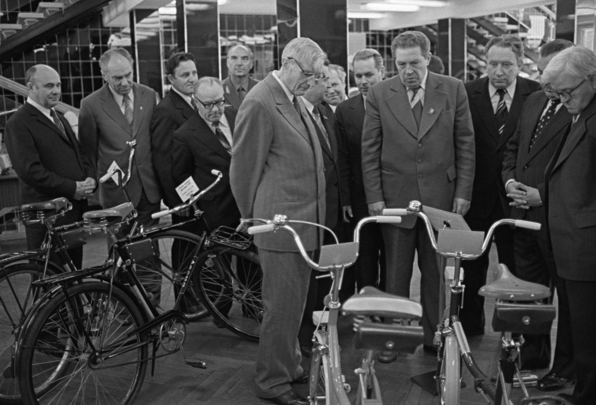 76-летний член Политбюро ЦК КПСС Михаил Суслов (в центре) осматривает выставку товаров с педалями, 1979 год. Фото: архив