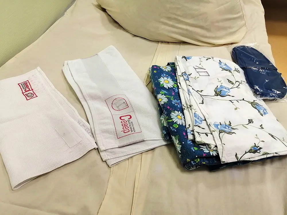 Вещи, которые выдают в боксах: два полотенца, халат и ночная рубашка. Фото: Антонида Пашинина / для «Новой»