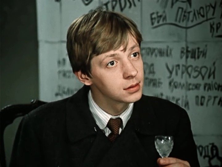 Сергей Иванов в роли Лариосика. Кадр из фильма «Дни Турбиных». Источник: kino-teatr