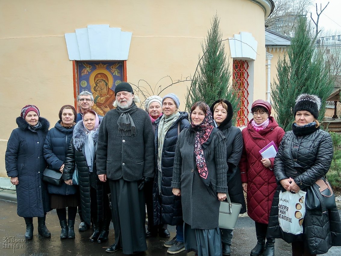 Отец Алексей Уминский с паствой у храма. Фото с сайта храма