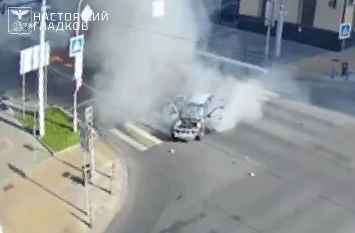 Попадание беспилотника по легковому автомобилю в Белгороде. Скриншот из телеграм-канала Гладкова