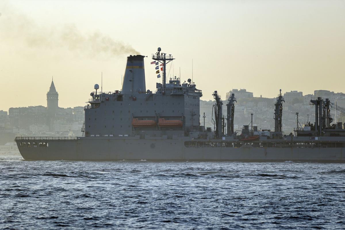 Танкер USNS John Lenthall у берегов Стамбула, 3 ноября 2021 года. Фото: Serhat Cagdas / Anadolu Agency via Getty Images