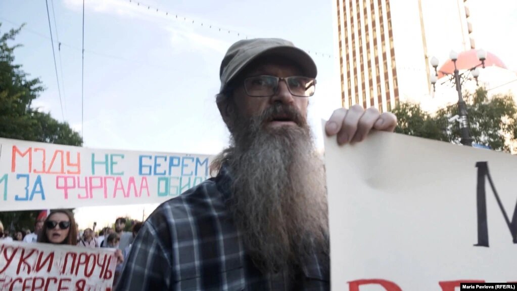 Отец Андрей Винарский на шествии в поддержку арестованного Сергея Фургала. Фото: svoboda.org