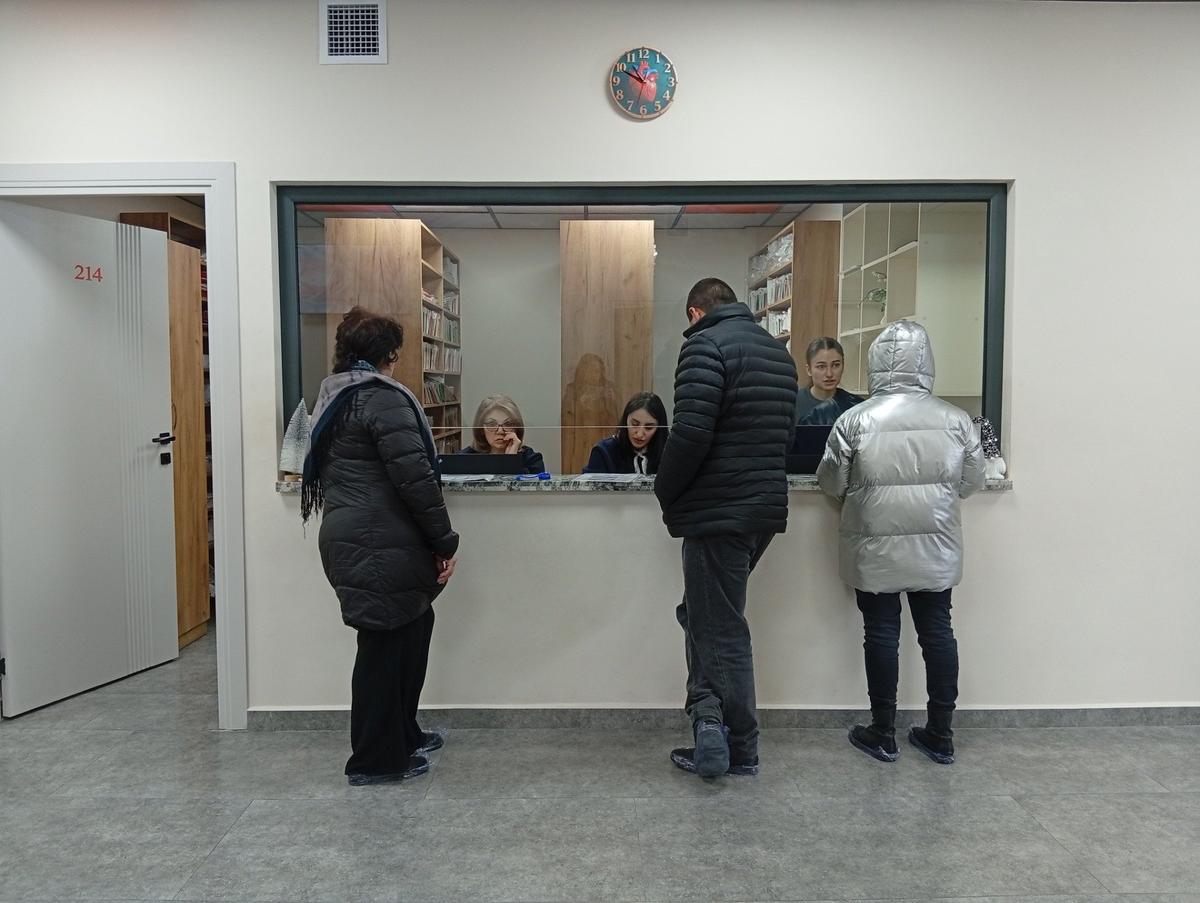 Регистратура в одном из медцентров в Ереване. Фото: Армине Мартиросян