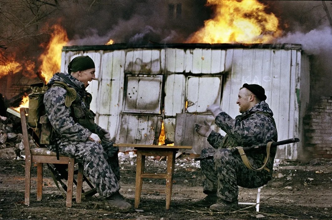 Бойцы ОМОНА играют в настольные игры в Грозном, январь 2000 года. Фото: Юрий Козырев / «Новая»