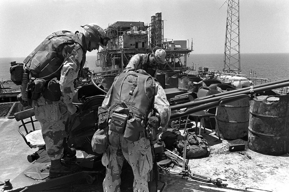 Морские пехотинцы осматривают зенитную установку ЗУ-23-2 на иранской нефтяной платформе, 18 апреля 1988 года. Архивное фото