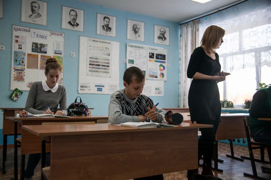 Мария Алексеевна на уроке биологии. Фото: Влад Докшин / «Новая газета»