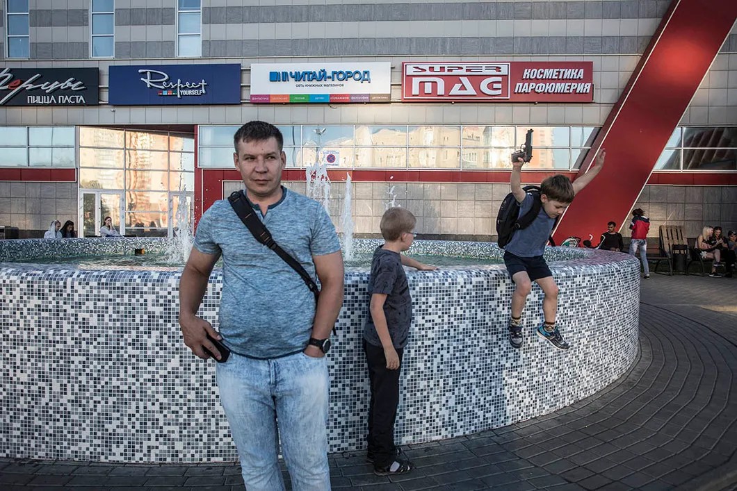 Андрей Шашерин гуляет с сыном. Фото: Влад Докшин / «Новая газета». Благодарим Pixel24.ru за технику для съемки