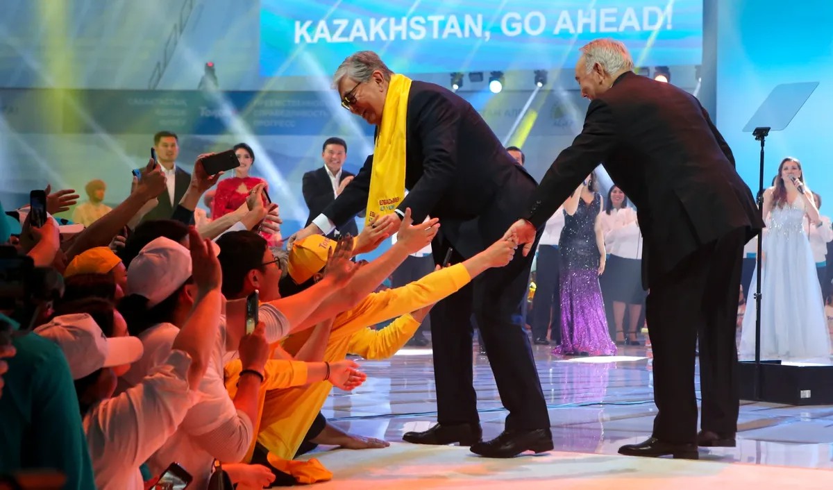 Ликующие сторонники Назарбаева приняли кандидатуру Токаева как преемника на предвыборном митинге в Нур-Султане, 2019 год. 2,5 года спустя клан Назарбаева стремительно теряет позиции. Фото: Alexei Filippov / AP / TASS