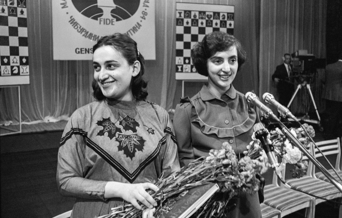 8 сентября 1984 года. Чемпионка мира по шахматам Майя Чибурданидзе (слева) и Ирина Левитина во время открытия шахматного турнира на сцене Волгоградского Дворца пионеров. Фото: Уткин Игорь / Фотохроника ТАСС
