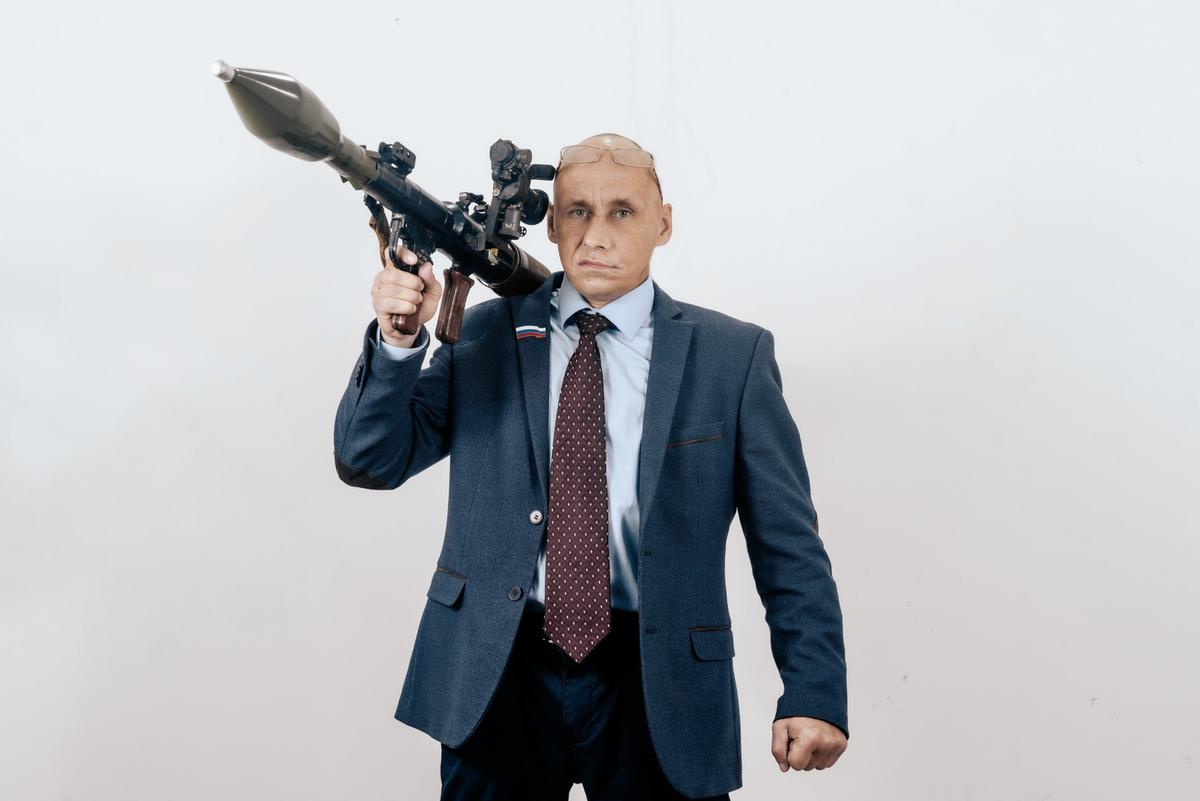Виталий Наливкин с бутафорским оружием