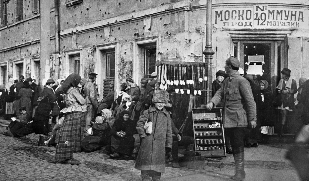 1940 год. Жители Москвы в очереди за продуктами у магазина на углу Никитской улицы и Тверского бульвара. Фото: РИА Новости