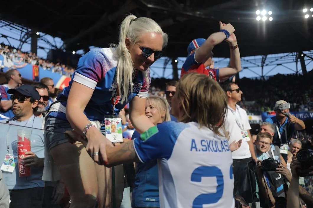 Игроки сборной Исландии подошли к трибуне со своими болельщиками / Влад Докшин, «Новая газета»